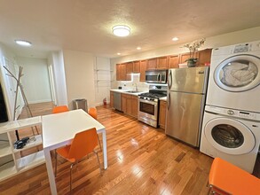 130 W 8th St, Unit 4-bed 2-bath in Boston, MA - Foto de edificio - Building Photo