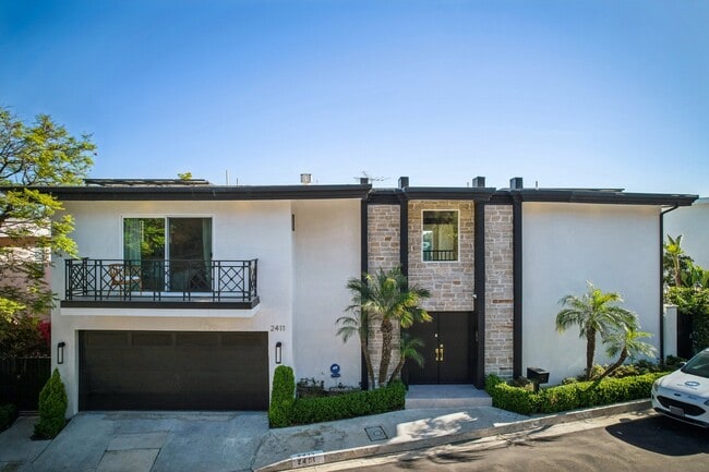 2411 Mount Olympus Dr in Los Angeles, CA - Foto de edificio - Building Photo