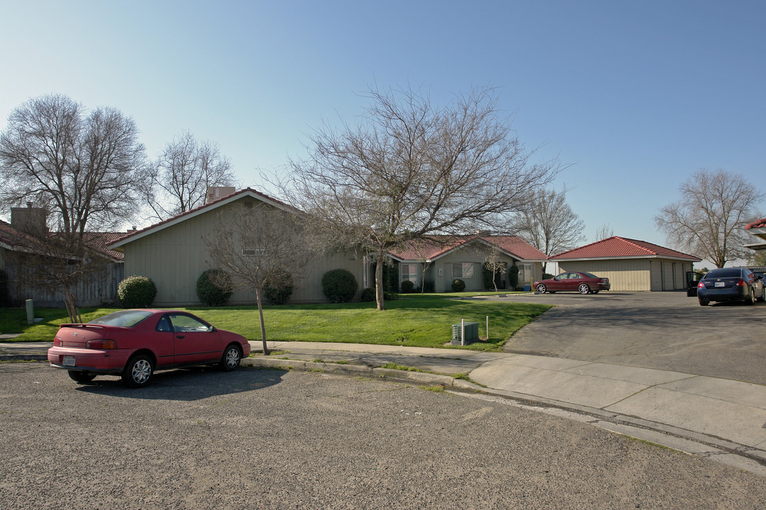 12476 Georgia Ln in Madera, CA - Building Photo