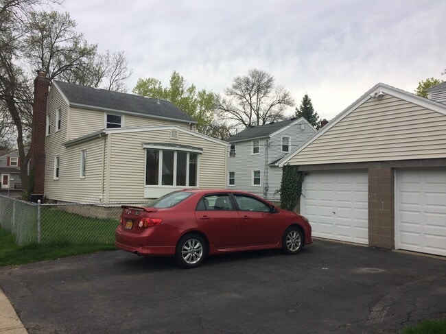 4 Stanford Rd W in Rochester, NY - Foto de edificio - Building Photo