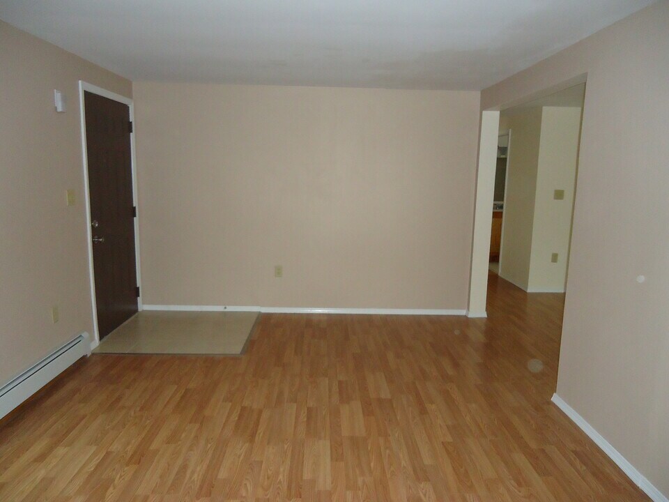 24 Chilmark St, Unit Upper Level in Worcester, MA - Foto de edificio