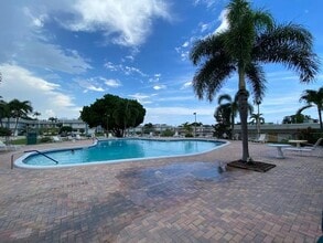 3360 Lake Osborne Dr in Lake Worth Beach, FL - Building Photo - Building Photo