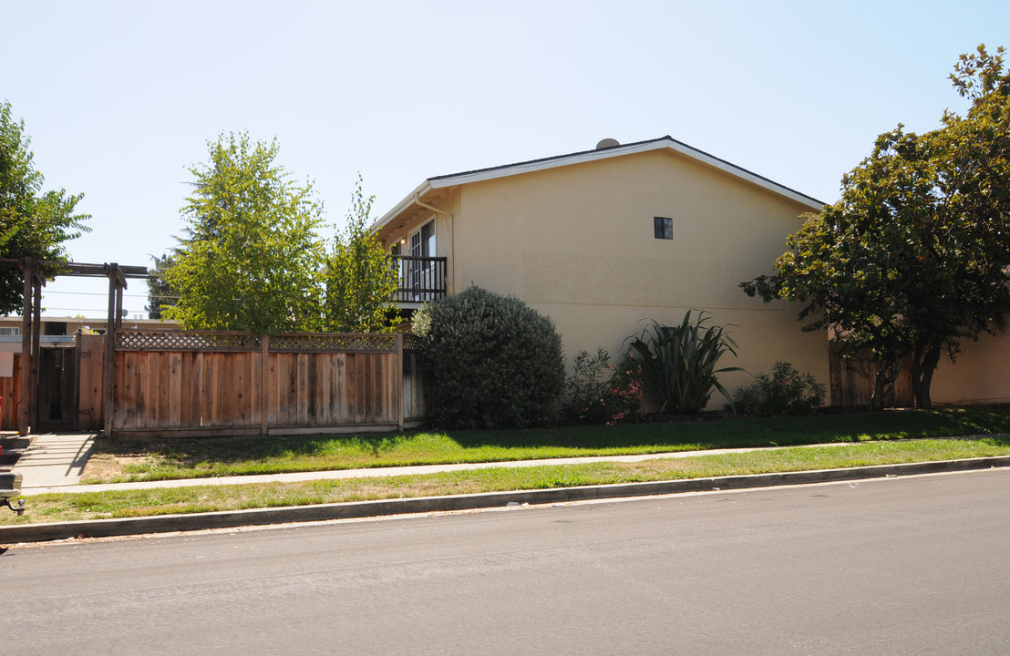 1802 Donna Lane in San Jose, CA - Foto de edificio