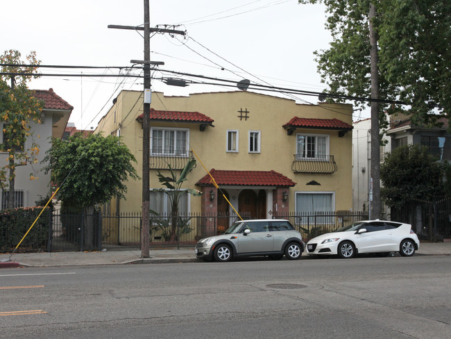 5650 Franklin Ave in Los Angeles, CA - Foto de edificio - Building Photo