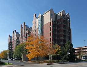 Elmhurst Place Apartments in Elmhurst, IL - Building Photo - Building Photo