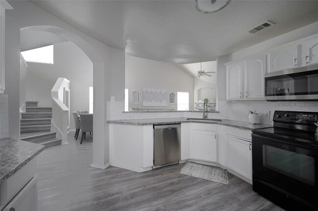 property at 1001 Acacia Dr