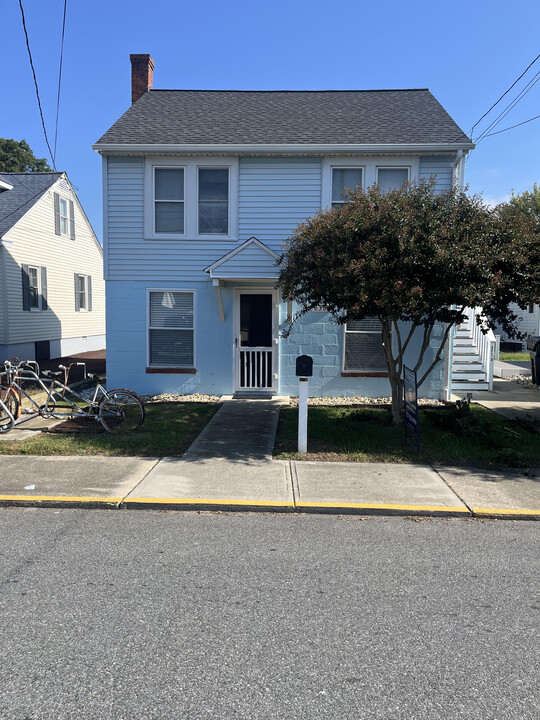 6367 Cleveland St, Unit Apt A top floor in Chincoteague, VA - Building Photo