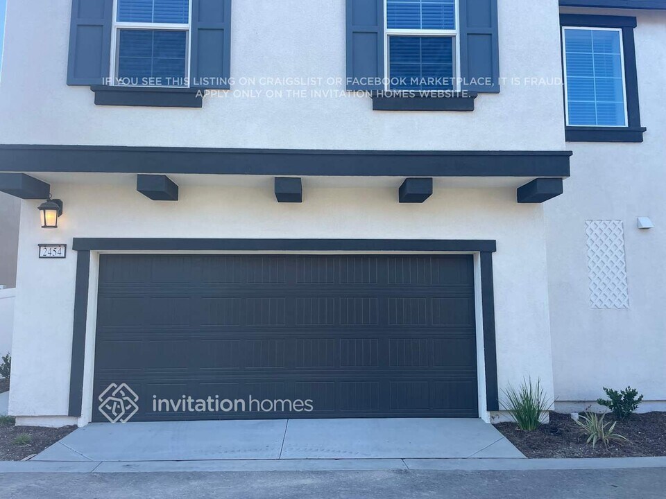 2454 Gunner Ridge Way in Rialto, CA - Building Photo