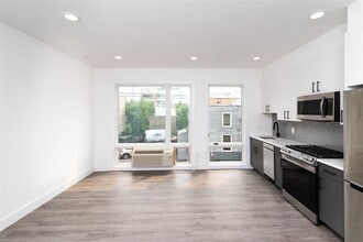 396 Summit Ave in Jersey City, NJ - Building Photo - Building Photo