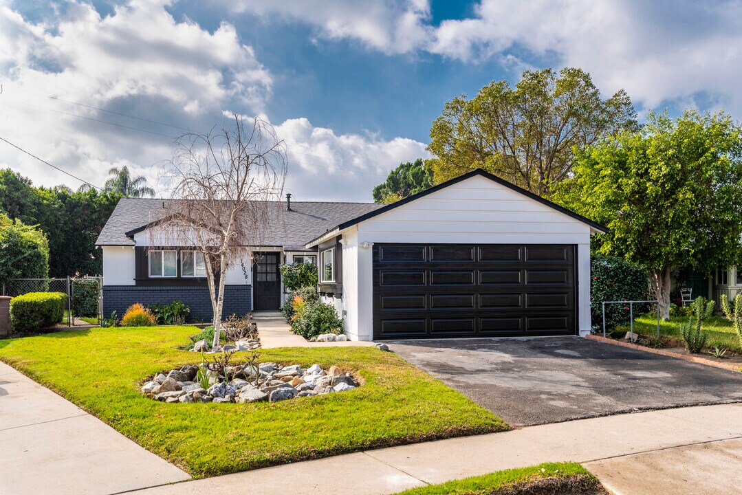 14028 Cantlay St in Van Nuys, CA - Building Photo