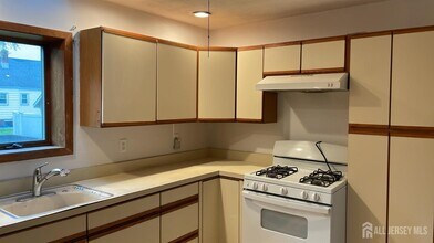 11 S Pelham Ave in Edison, NJ - Building Photo - Building Photo