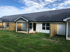 404 Brookstone Dr in Dahlonega, GA - Foto de edificio - Building Photo