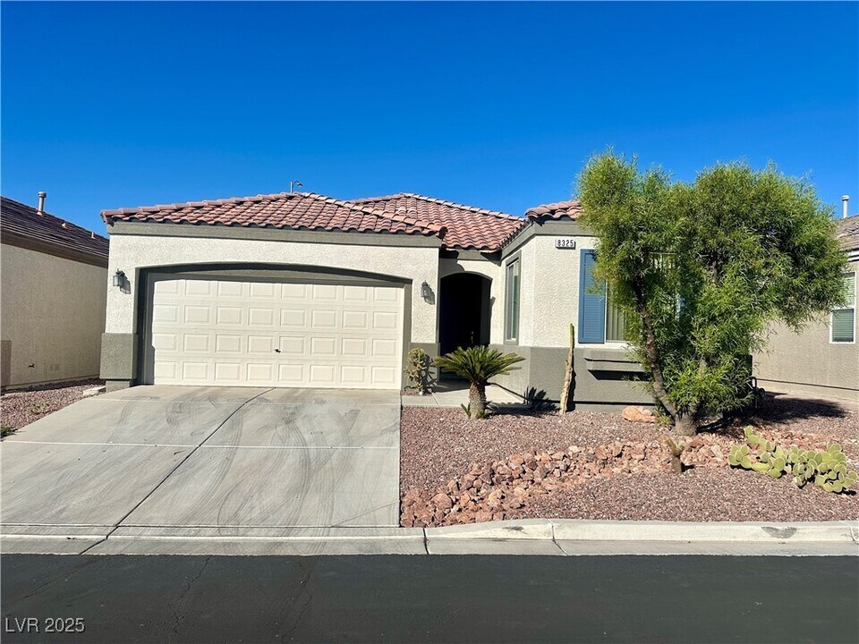 8325 Aspen Village St in Las Vegas, NV - Building Photo