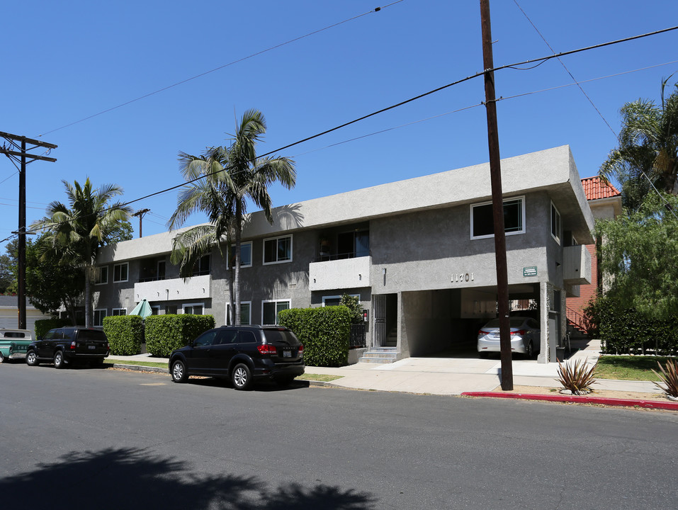 11701 Victoria Ave in Los Angeles, CA - Building Photo