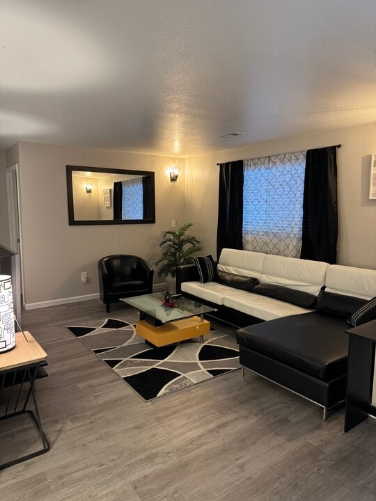 3909 Redwood Ln, Unit Apt D in Pueblo, CO - Foto de edificio