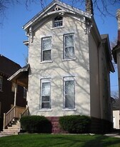 $1040-1 BD/1BA w Heat near Brady*** HALF O in Milwaukee, WI - Building Photo