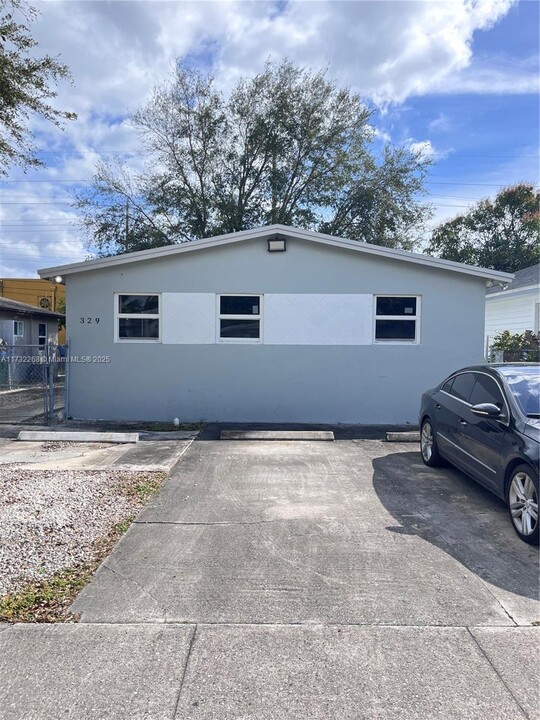 329 Phippen Waiters Rd in Dania Beach, FL - Building Photo