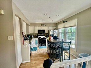 425 Parkridge Ln in Coraopolis, PA - Building Photo - Building Photo