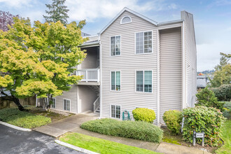 Hunnington House Apartments in Beaverton, OR - Building Photo - Building Photo