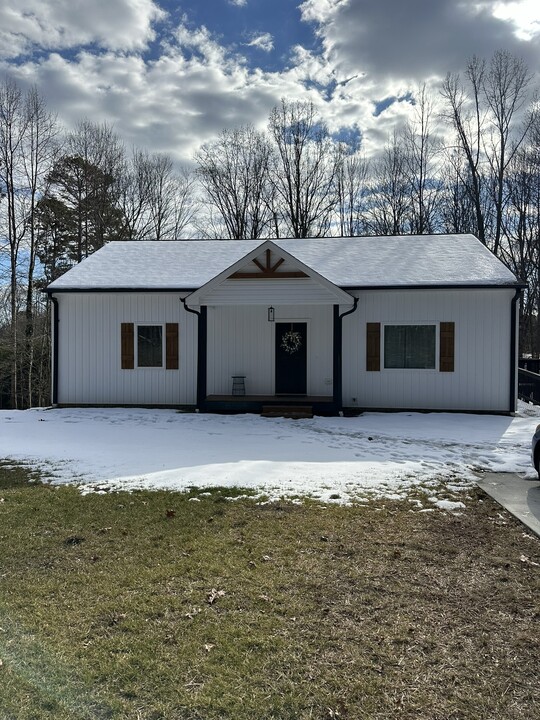 148 Buena Vista Dr in Pilot Mountain, NC - Building Photo