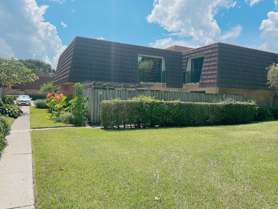 1304 13th Ln in Palm Beach Gardens, FL - Building Photo