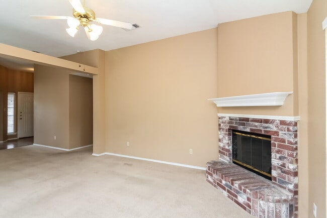 3612 Garden Springs Dr in Fort Worth, TX - Foto de edificio - Building Photo