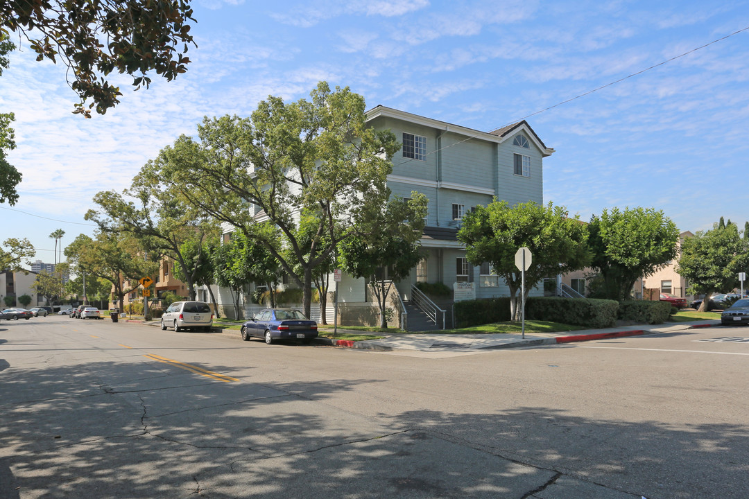 400 Palm Dr in Glendale, CA - Building Photo