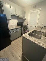 126 Granville Ct in Atlanta, GA - Building Photo
