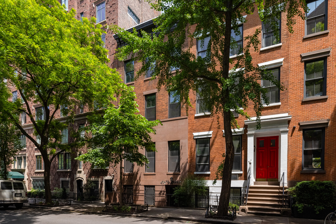 59 W 9th St in New York, NY - Building Photo