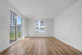 7355 SW 89th St in Miami, FL - Building Photo - Building Photo