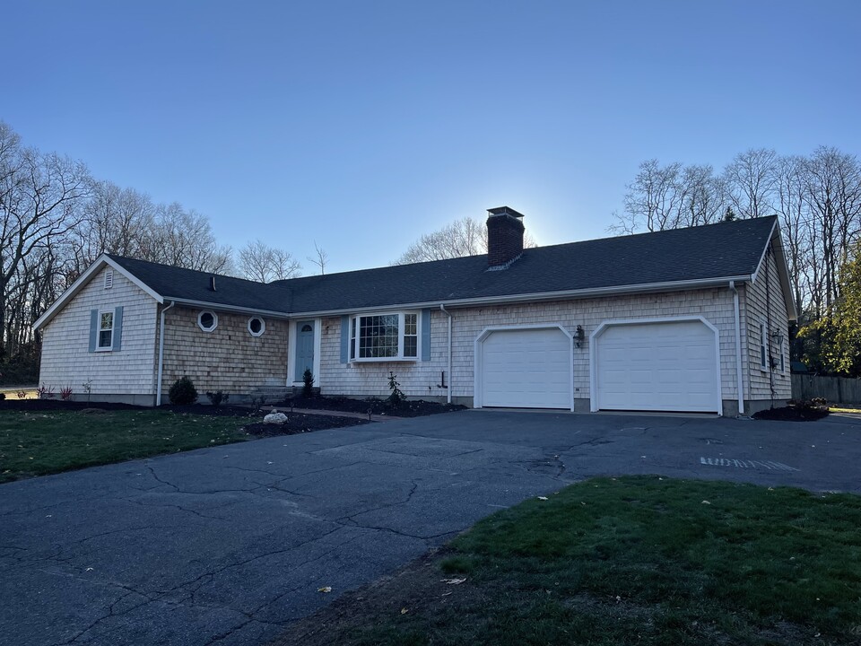 1 Parkhurst Dr in Lakeville, MA - Building Photo