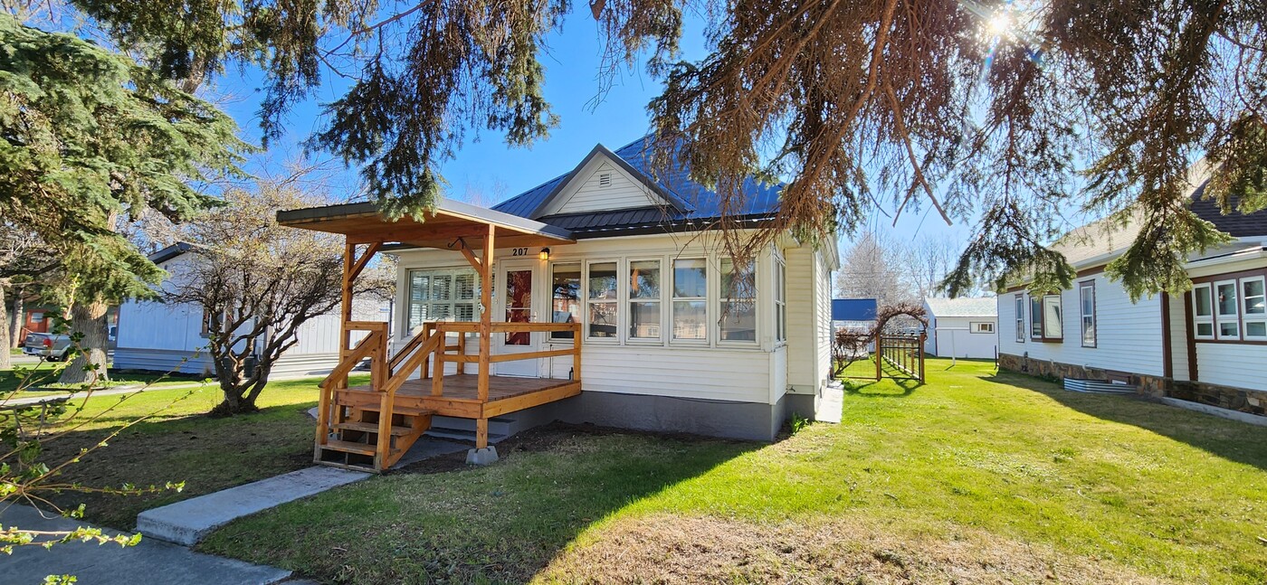 207 First Ave E in Three Forks, MT - Foto de edificio