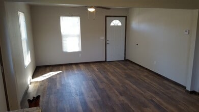 1145 N 3rd St in Wills Point, TX - Foto de edificio - Building Photo