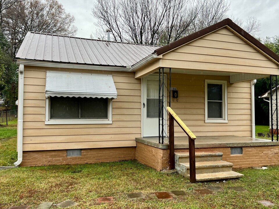 1106 Walnut St in Burlington, NC - Building Photo