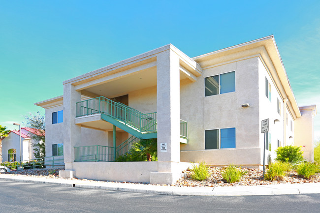 Strauss Manor on Pantano in Tucson, AZ - Building Photo - Building Photo