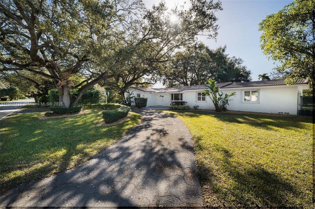 8390 SW 132nd St in Miami, FL - Building Photo