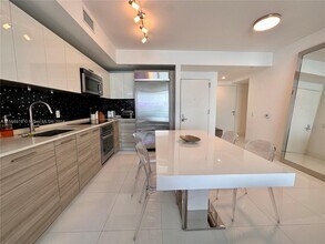 1300 Brickell Bay Dr, Unit 3204 in Miami, FL - Building Photo - Building Photo