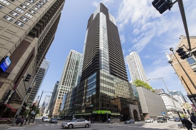 10 E Ontario St in Chicago, IL - Foto de edificio