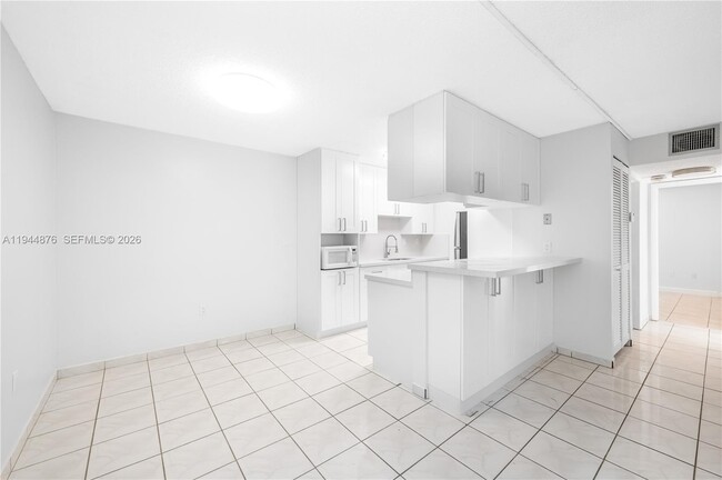 7100 Fairway Dr in Hialeah, FL - Building Photo - Building Photo