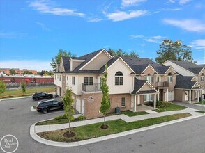2922 Barrington Square, Unit 3o in Auburn Hills, MI - Building Photo - Building Photo