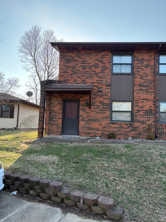 8 S Trace Rd in Glen Carbon, IL - Foto de edificio - Building Photo