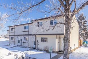 Sun Tree Village in Edmonton, AB - Building Photo