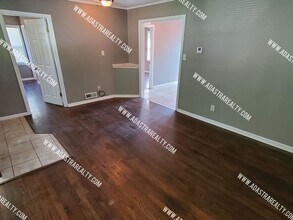 11121 E 56th Terrace in Raytown, MO - Building Photo - Building Photo