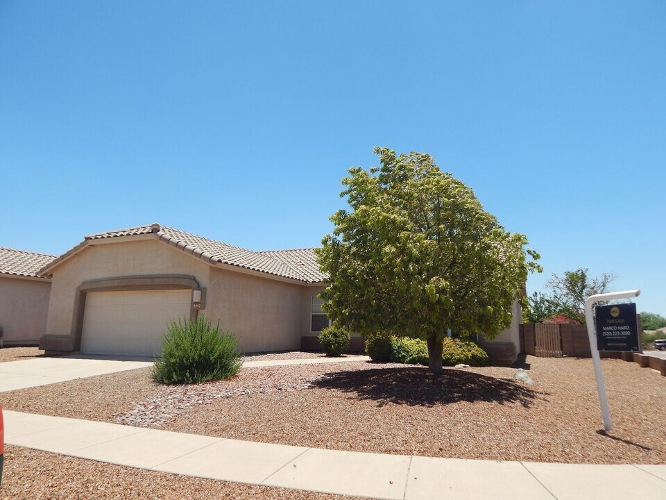 8942 N Upper Bluffs Dr in Tucson, AZ - Building Photo