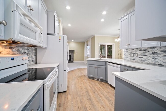 16044 SE Flavel Dr in Portland, OR - Building Photo - Building Photo