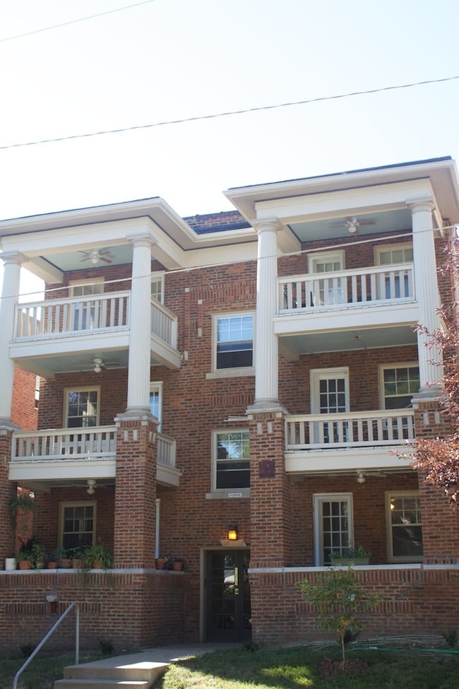 221 W 38th St, Unit 3 in Kansas City, MO - Building Photo - Building Photo