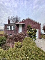 8 Plymouth St in Fairfield, NJ - Building Photo