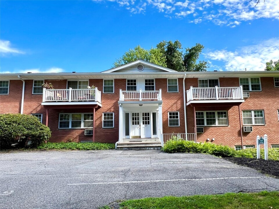 107 Nottingham Rd in Bedford Hills, NY - Building Photo