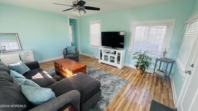 402 Maple Dr in Belford, NJ - Foto de edificio - Building Photo