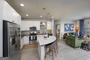 6919 Peachtree Rd, Unit 306 in Sandy Springs, GA - Building Photo